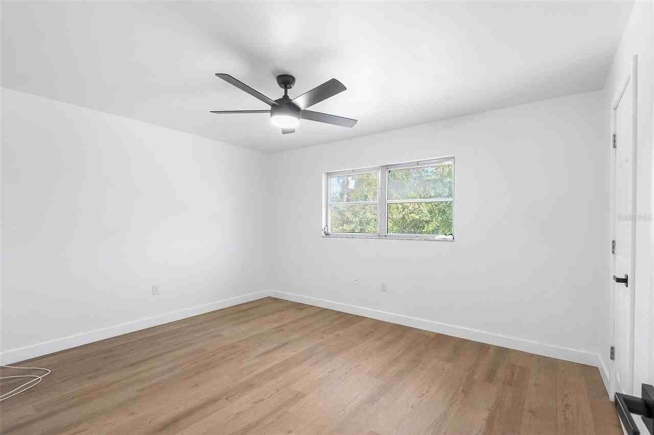 555 62nd St S - Photo 6 of 8