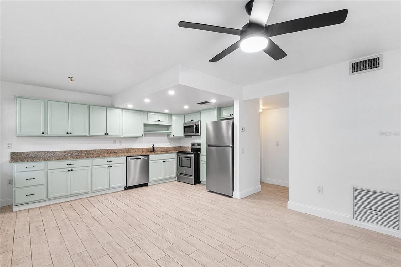 555 62nd St S - Photo 4 of 11