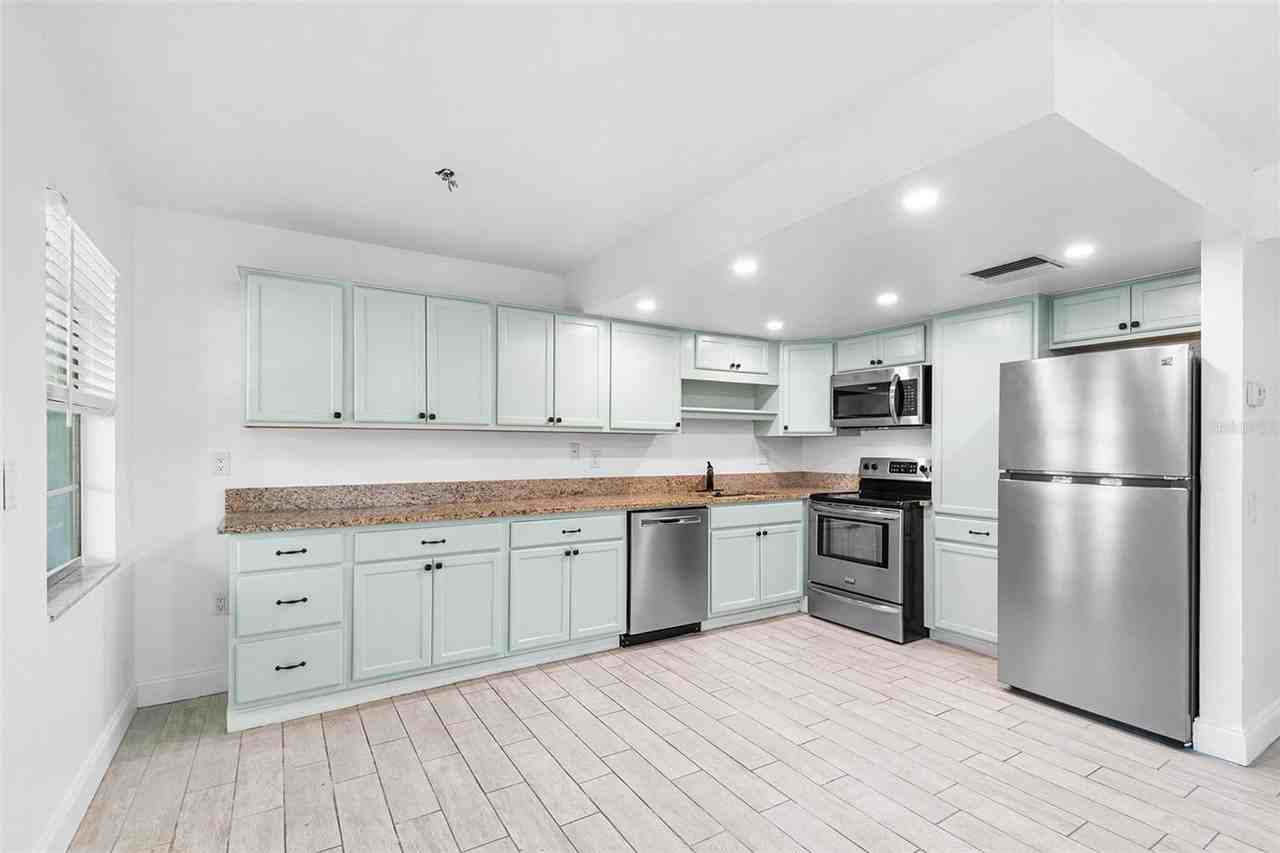 555 62nd St S - Photo 5 of 11