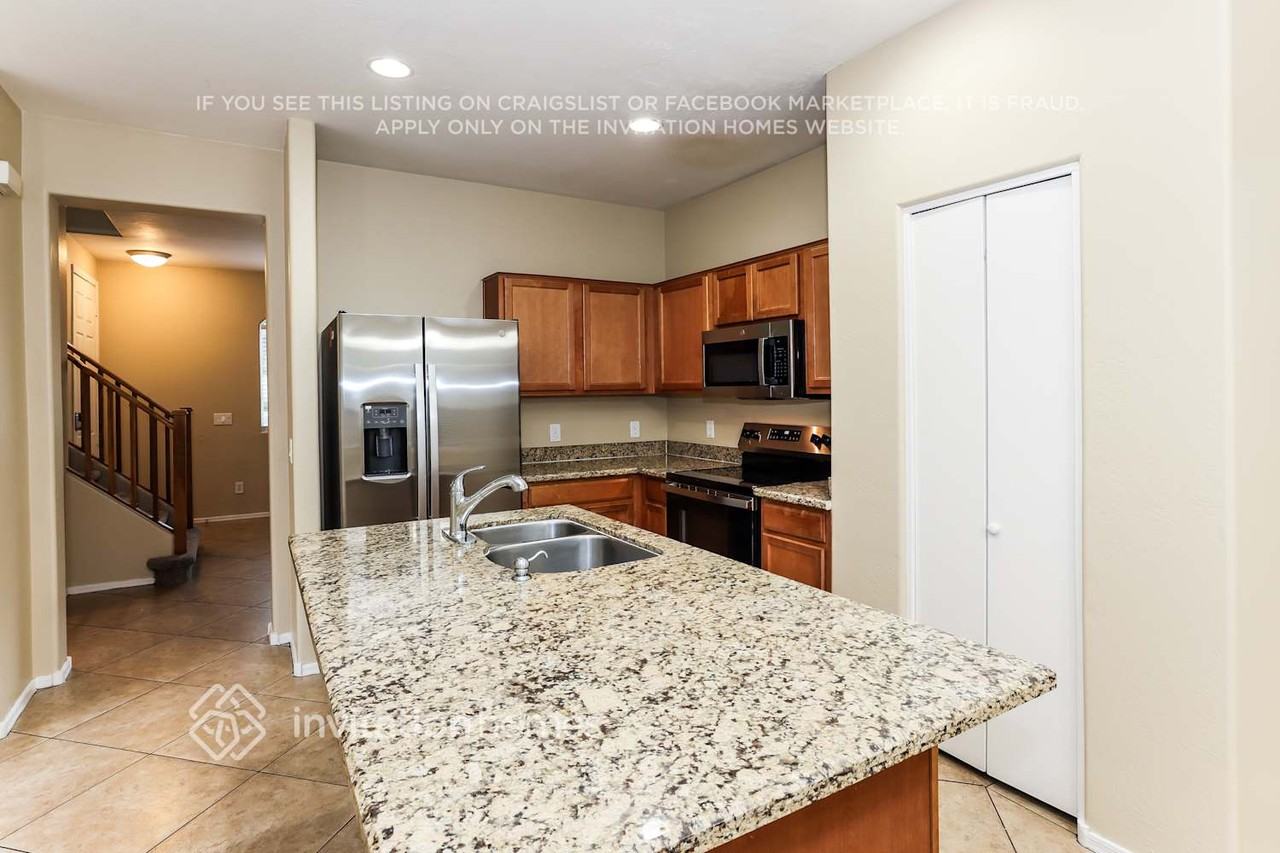 6615 W Hayes St - Photo 6 of 18