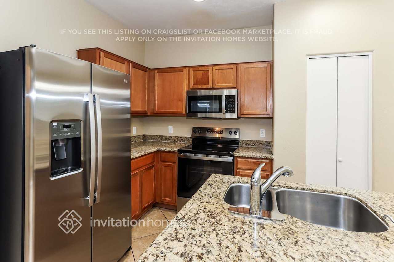 6615 W Hayes St - Photo 7 of 18