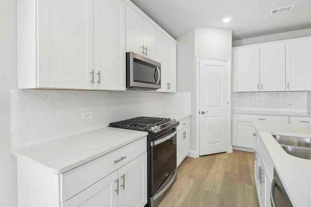 1023 Emberwood Dr - Photo 7 of 20