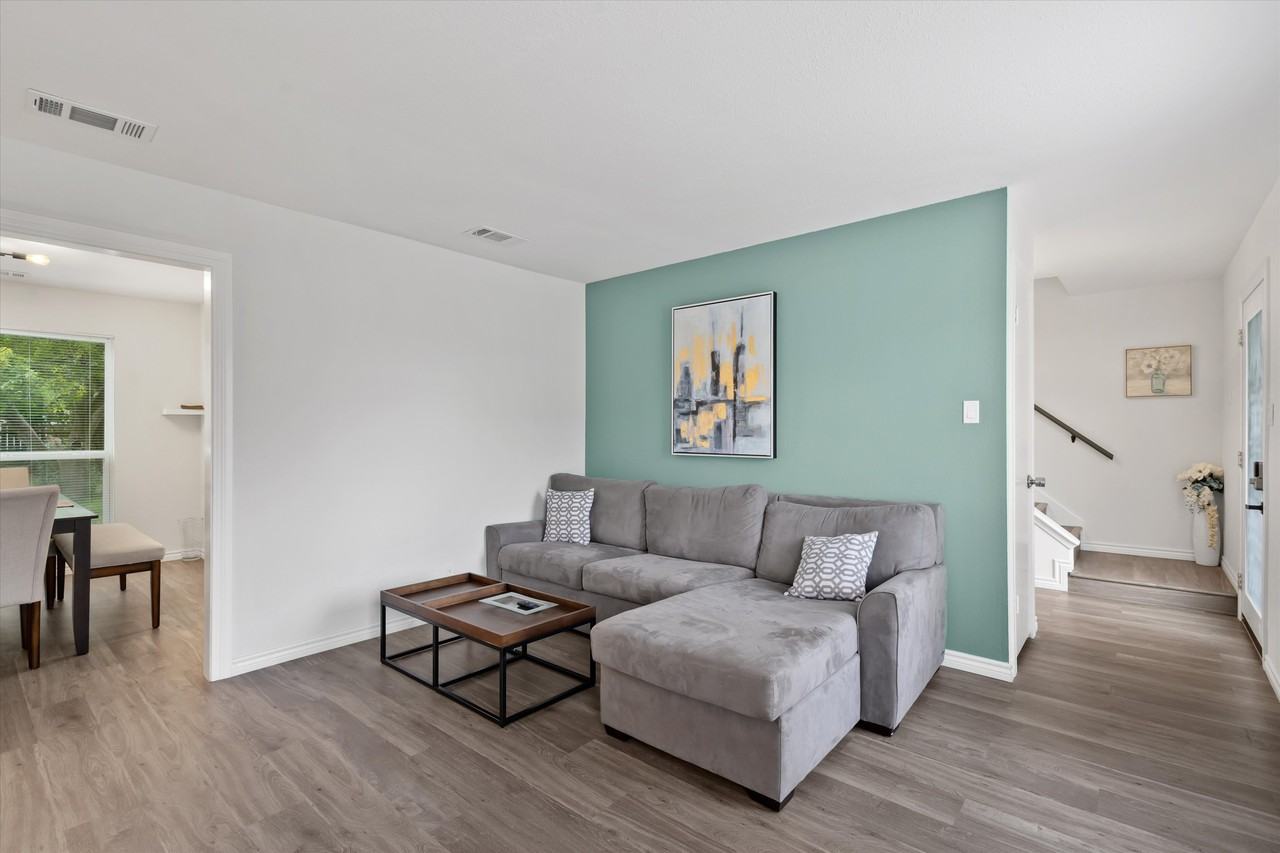 405 East Logan Street - Photo 3 of 24