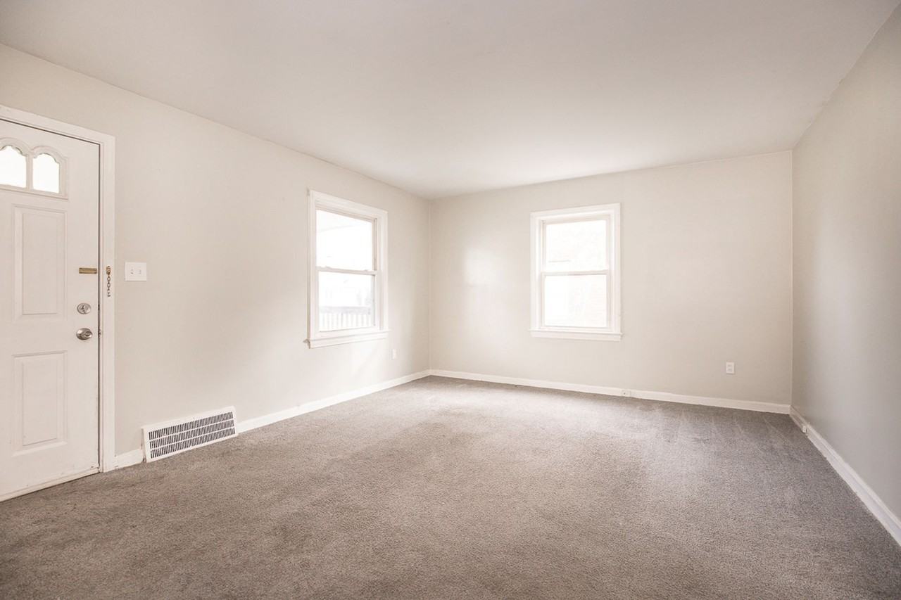 12205 Marne Ave - Photo 5 of 23