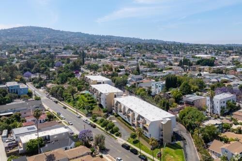 860 W 5th St #1X1 - Photo 3 of 20