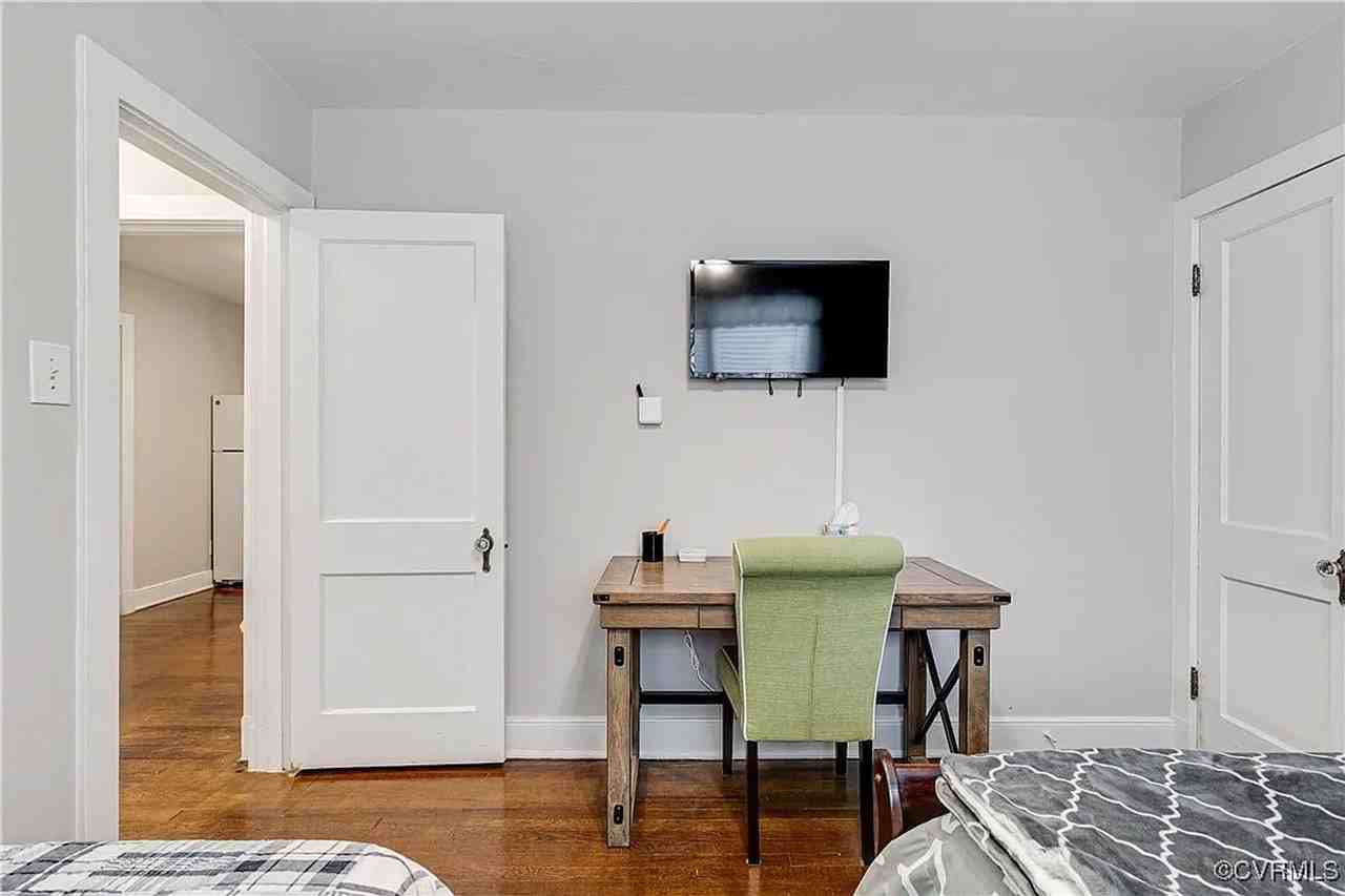 Charming 2-bedroom 1 bath - Photo 4 of 10