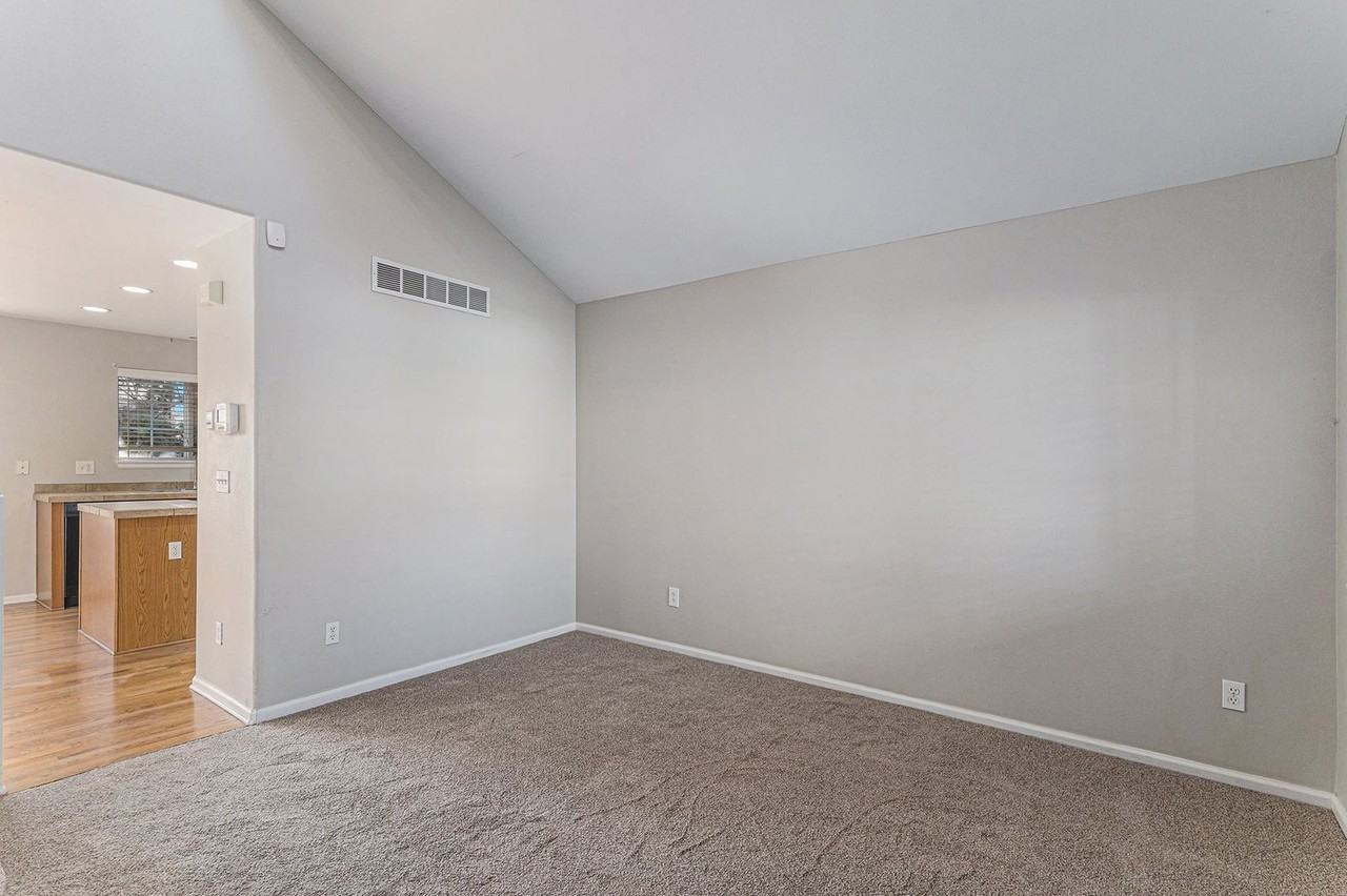 7437 S Memphis St - Photo 5 of 21