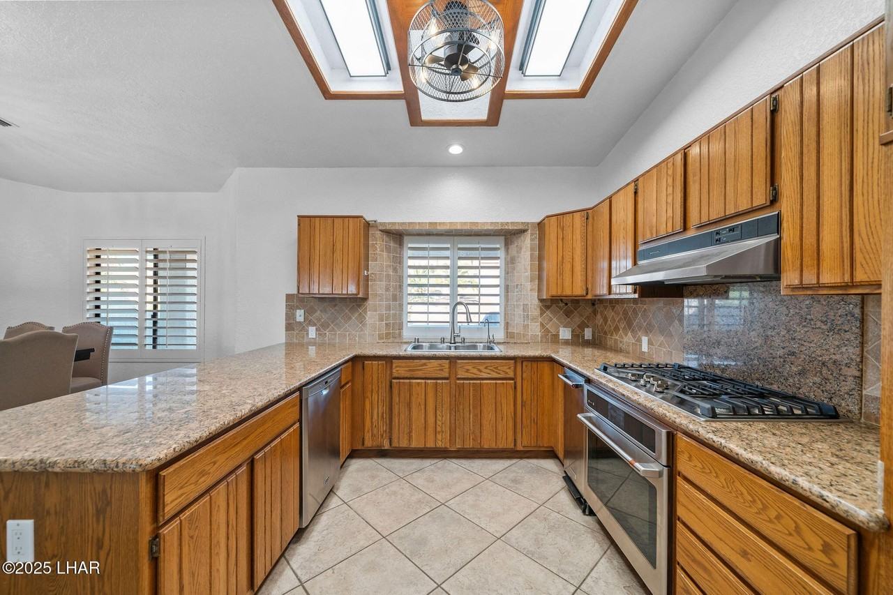 2420 Demaret Dr - Photo 6 of 20