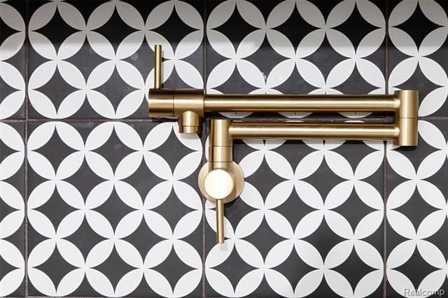 640 Wordsworth St - Photo 7 of 38