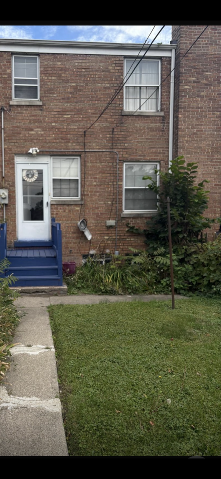 1376 Wentworth Ave - Photo 2 of 14