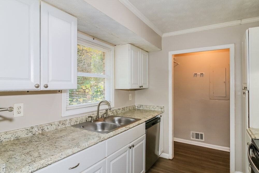 7006 Knollwood Dr - Photo 7 of 13