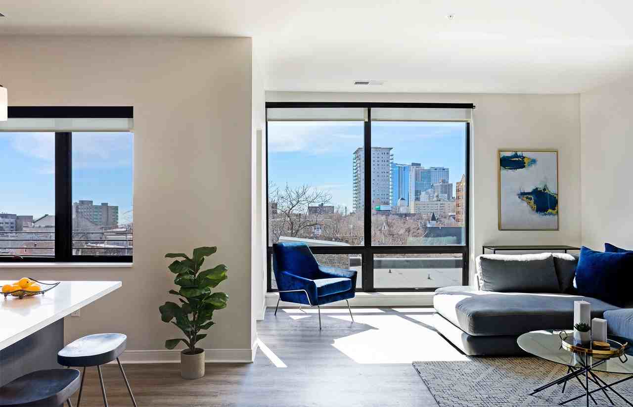 The Easton Apartments - Photo 3 of 14