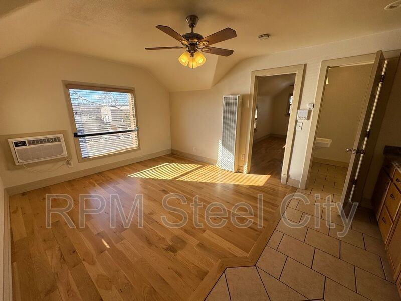 902 W 11th St #2 - Photo 2 of 8