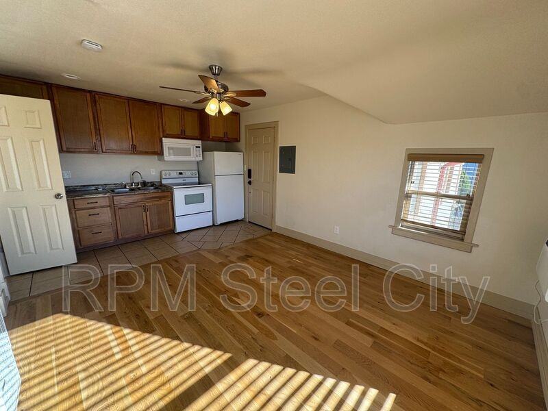 902 W 11th St #2 - Photo 3 of 8