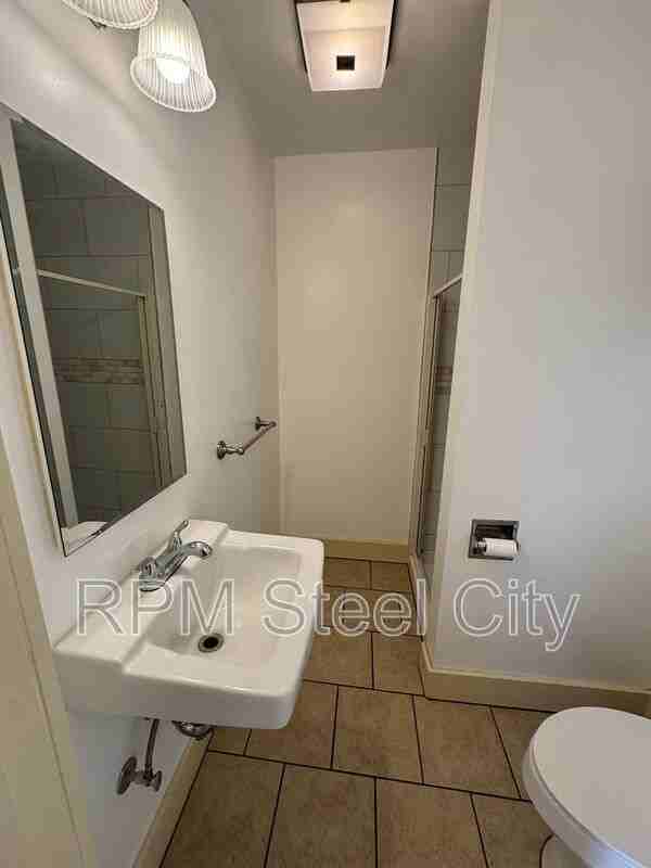 902 W 11th St #2 - Photo 4 of 8