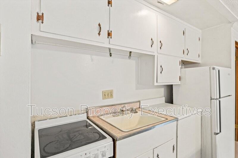 802 N Alvernon Way - Photo 4 of 25