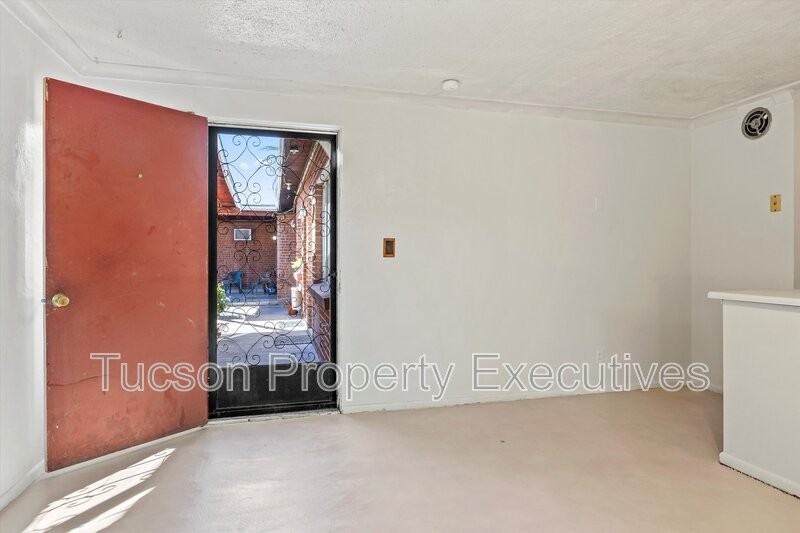 802 N Alvernon Way - Photo 7 of 25