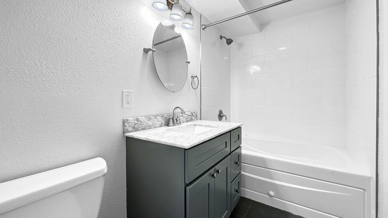 908 55th St ##Adu - Photo 7 of 11