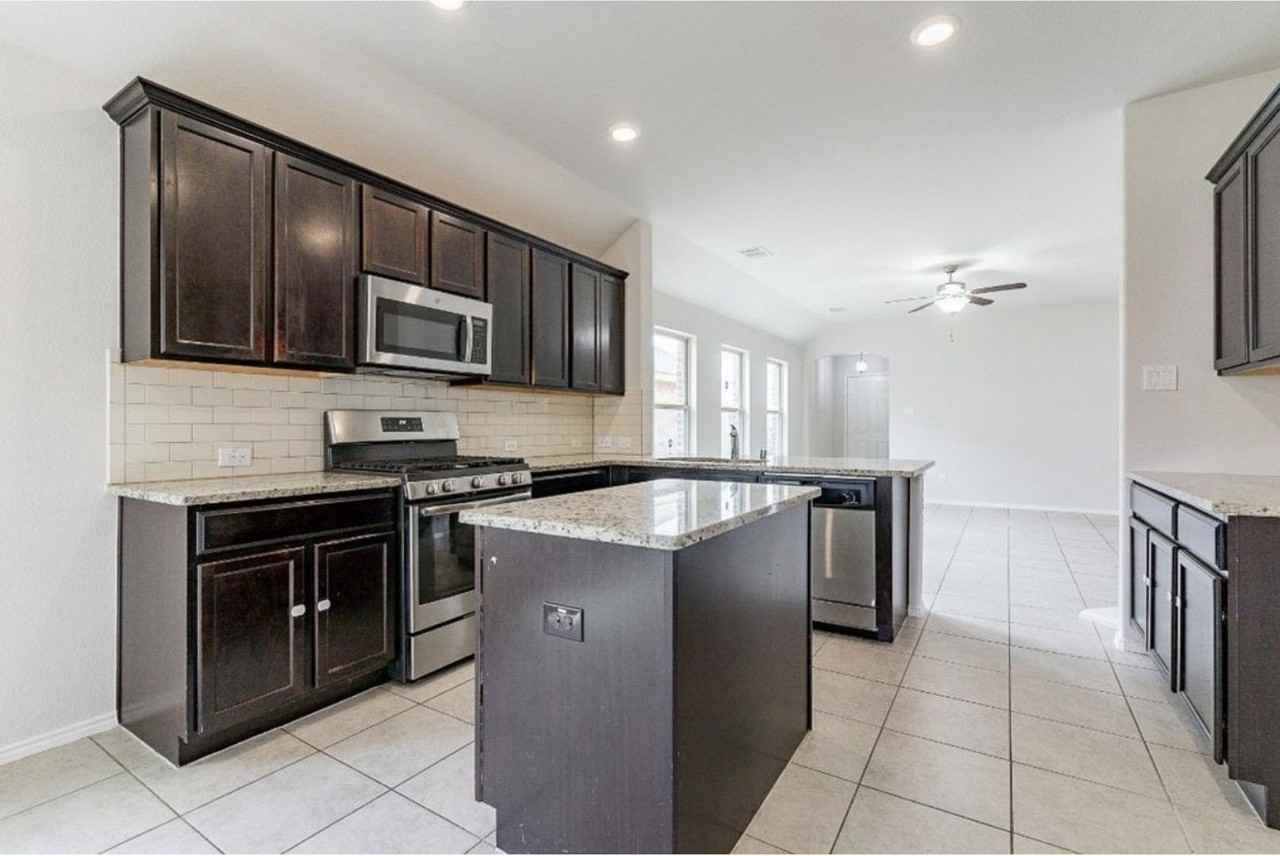 1495 Acmite Ave - Photo 4 of 16