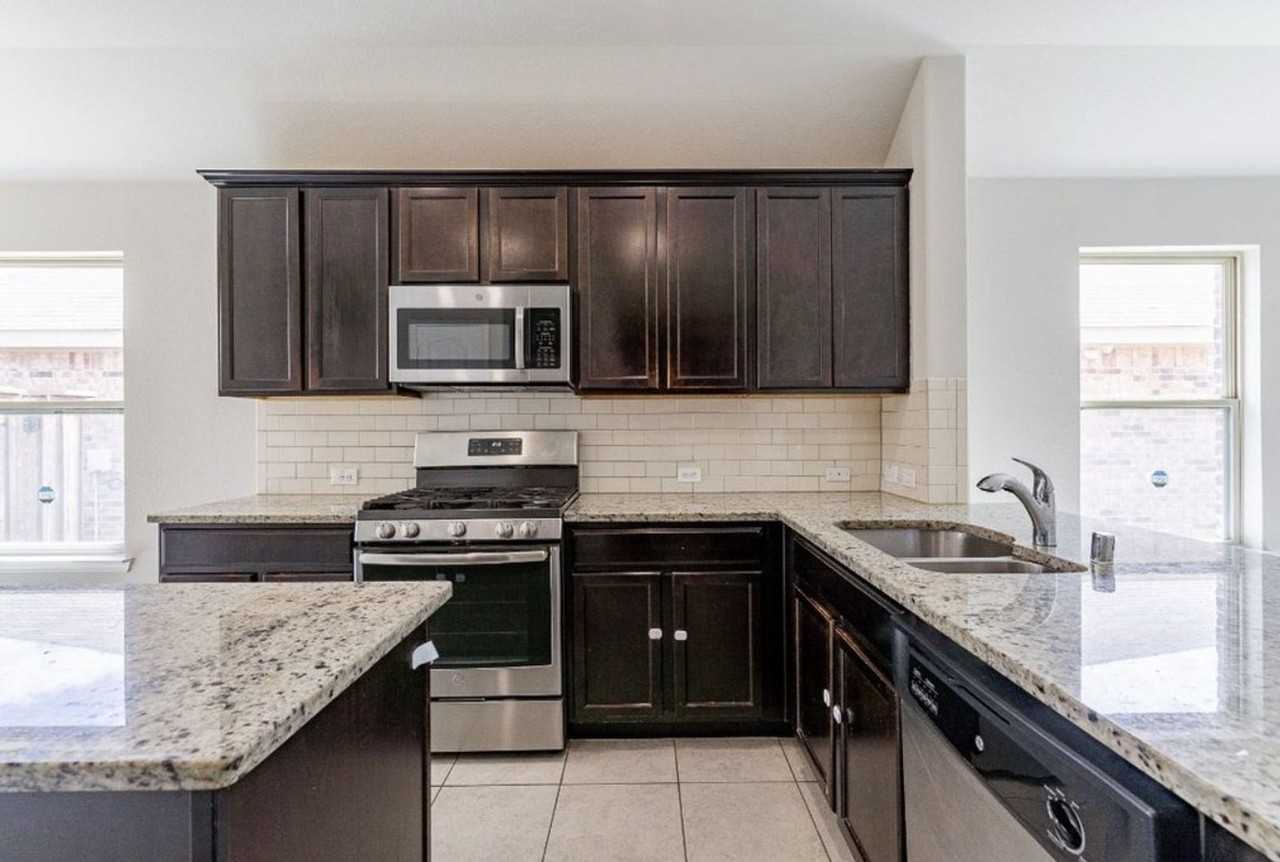 1495 Acmite Ave - Photo 5 of 16