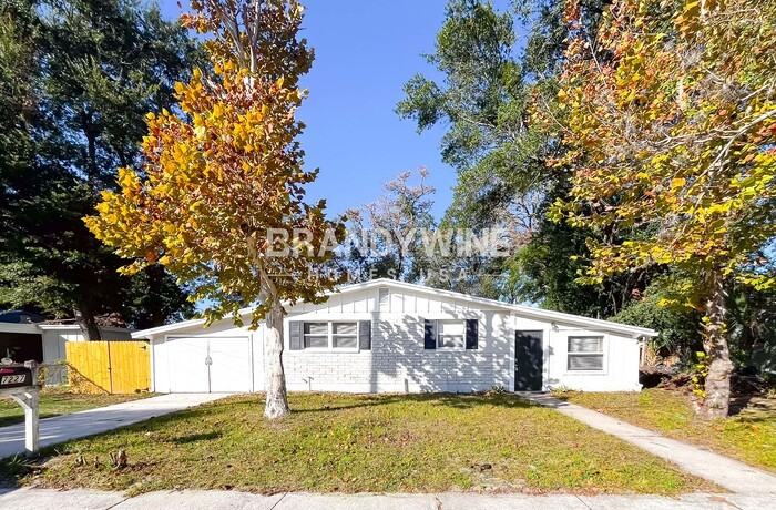 7227 Stonehurst Road North - Photo 3 of 30