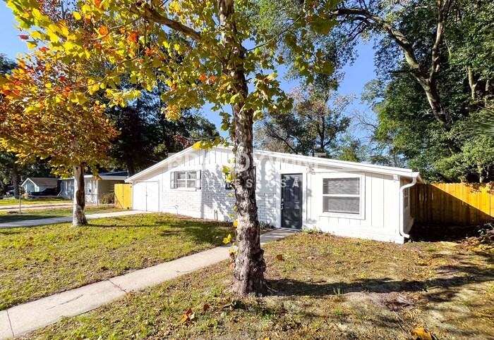 7227 Stonehurst Road North - Photo 4 of 30