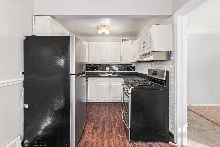 9336 Sussex St - Photo 7 of 20