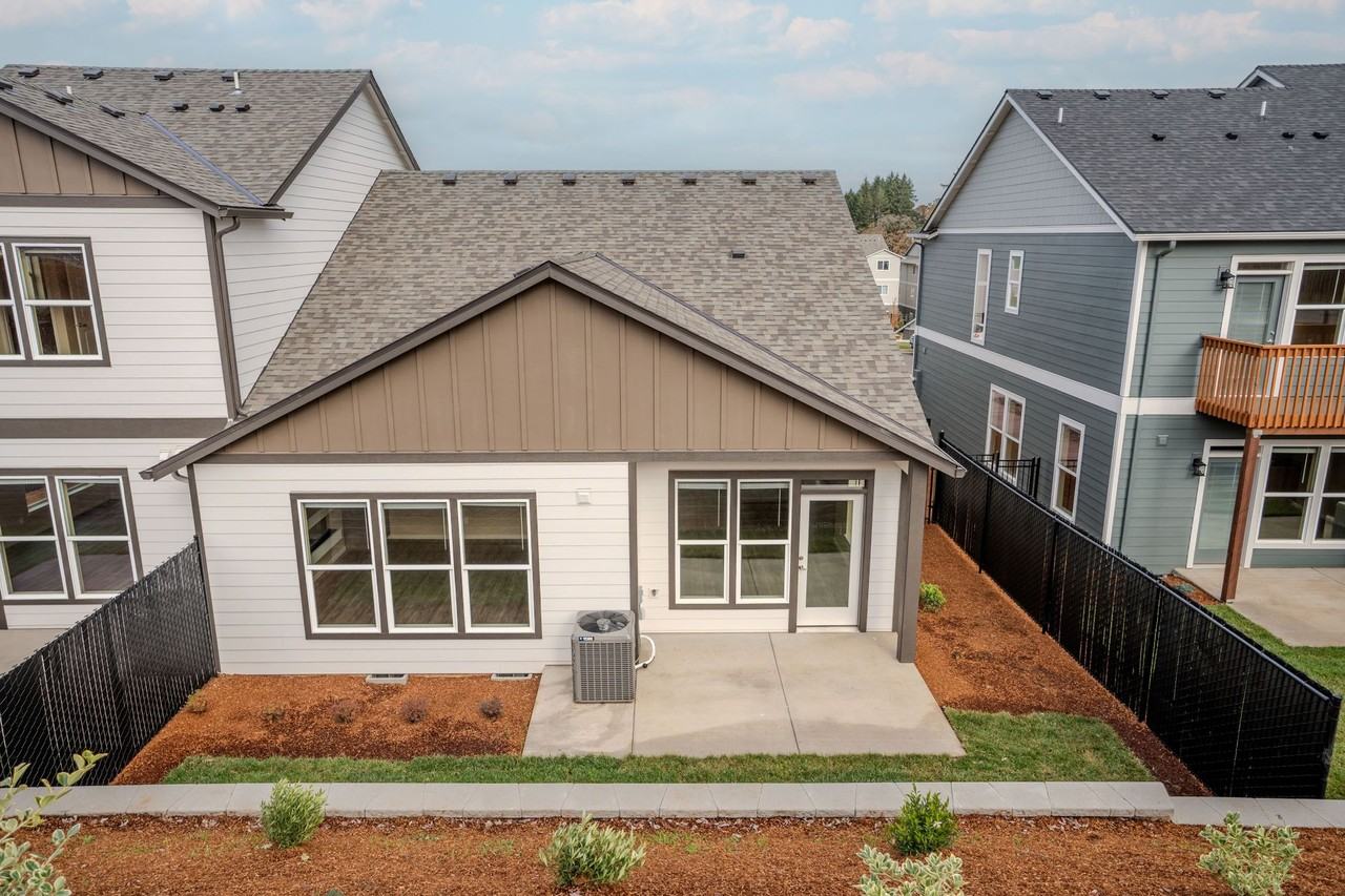 LIBERTY CREST TOWNHOMES - Photo 4 of 13