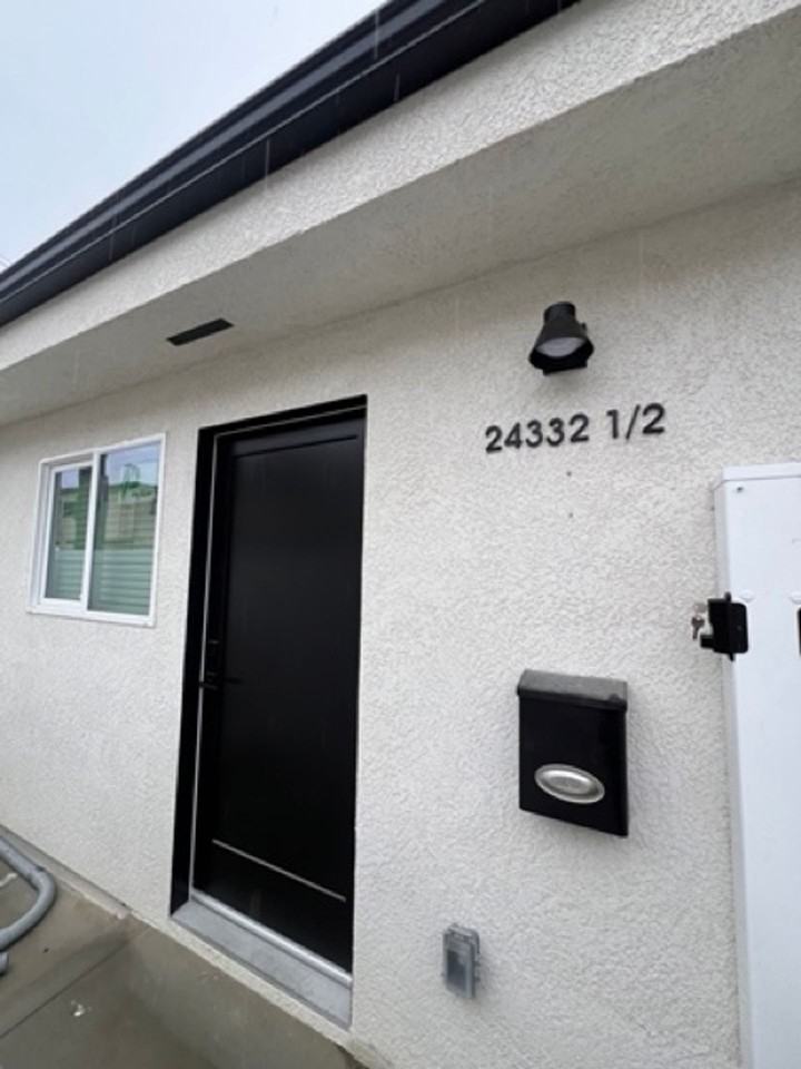 24332 Chestnut St Newhall, CA 91321 - Photo 4 of 28