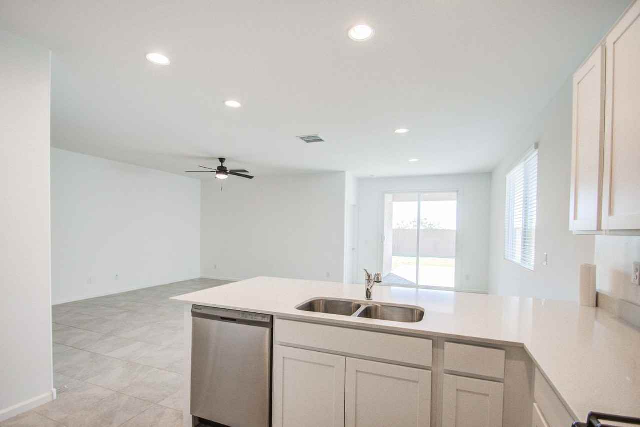 4205 E Haley Dr - Photo 6 of 34