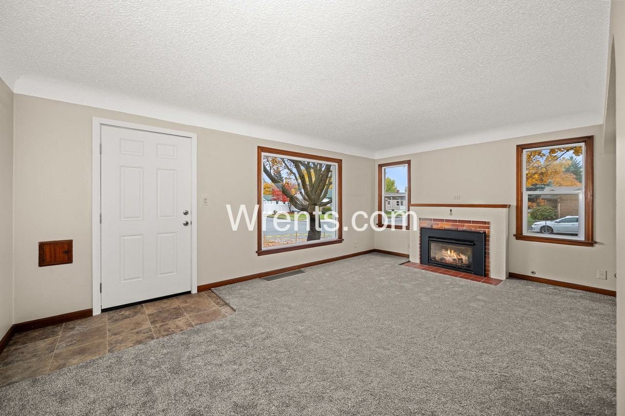 4903 N Adams St - Photo 2 of 24