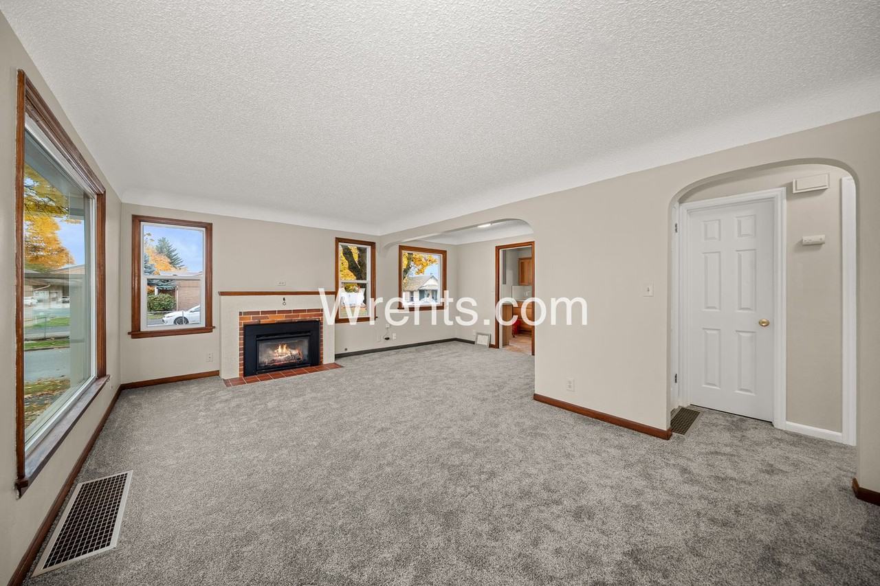 4903 N Adams St - Photo 3 of 24