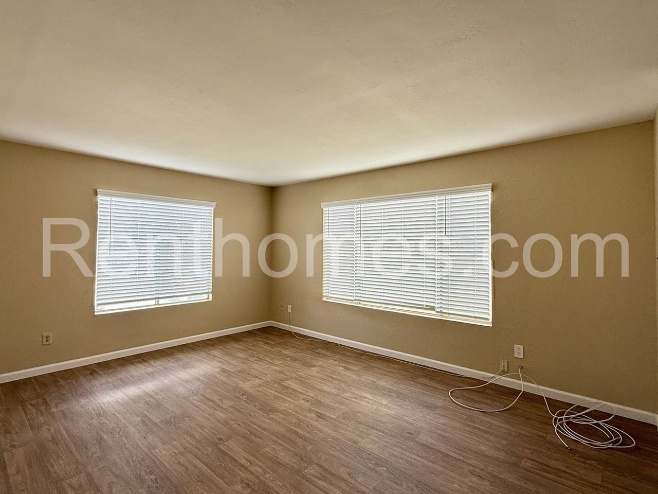 10946 Decatur Rd - Photo 3 of 22