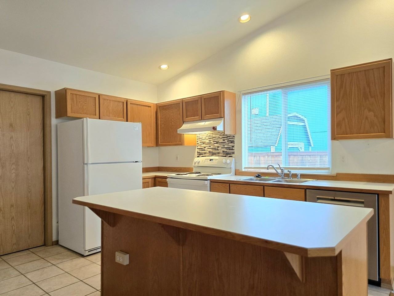 5224 102nd Pl Ne - Photo 5 of 18