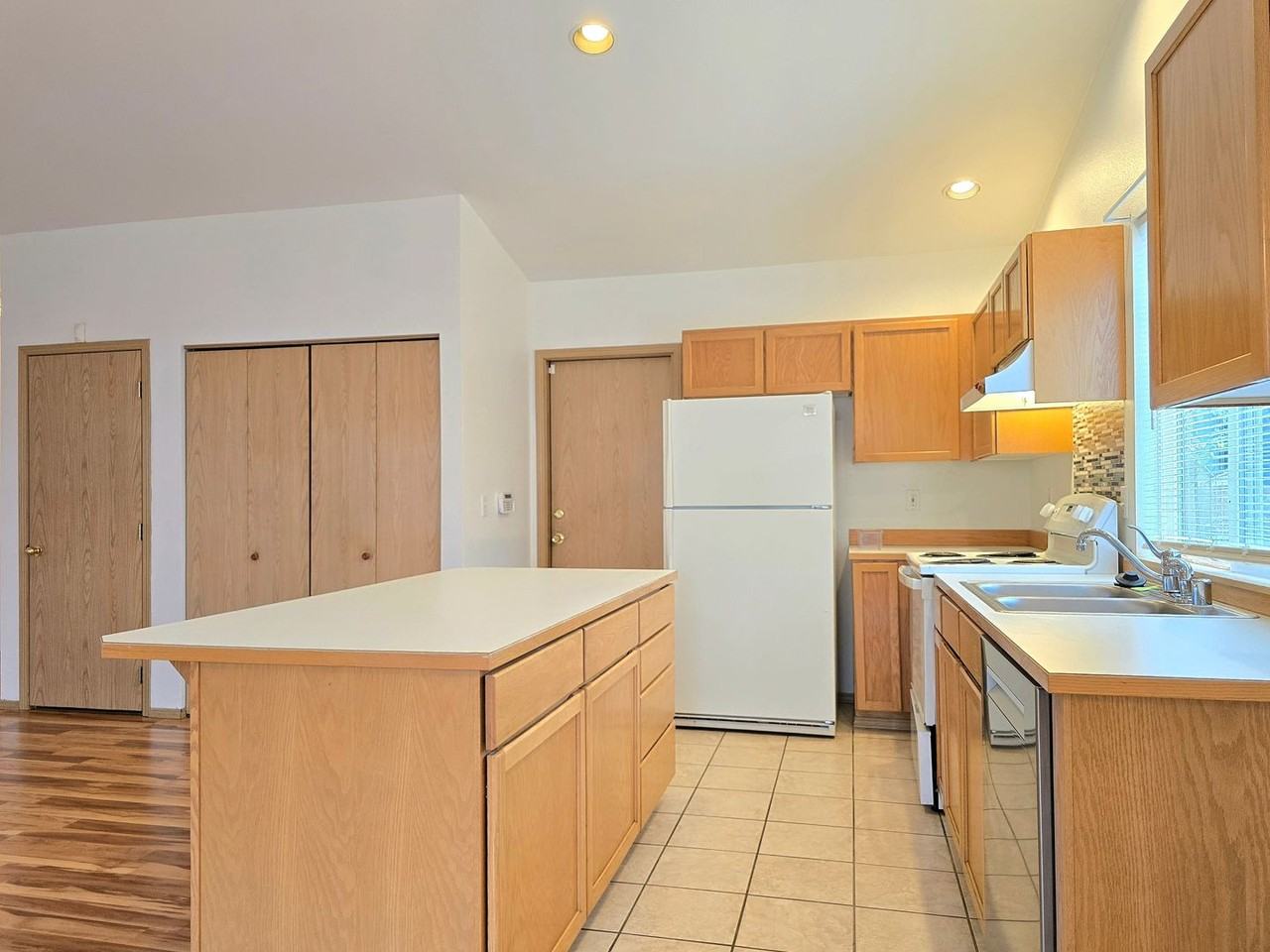 5224 102nd Pl Ne - Photo 6 of 18