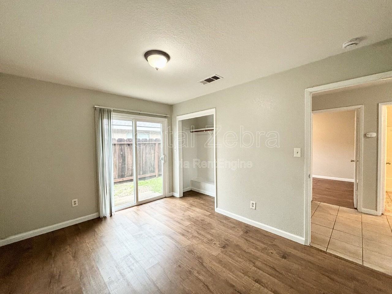 920 Vermont Ave - Photo 4 of 10