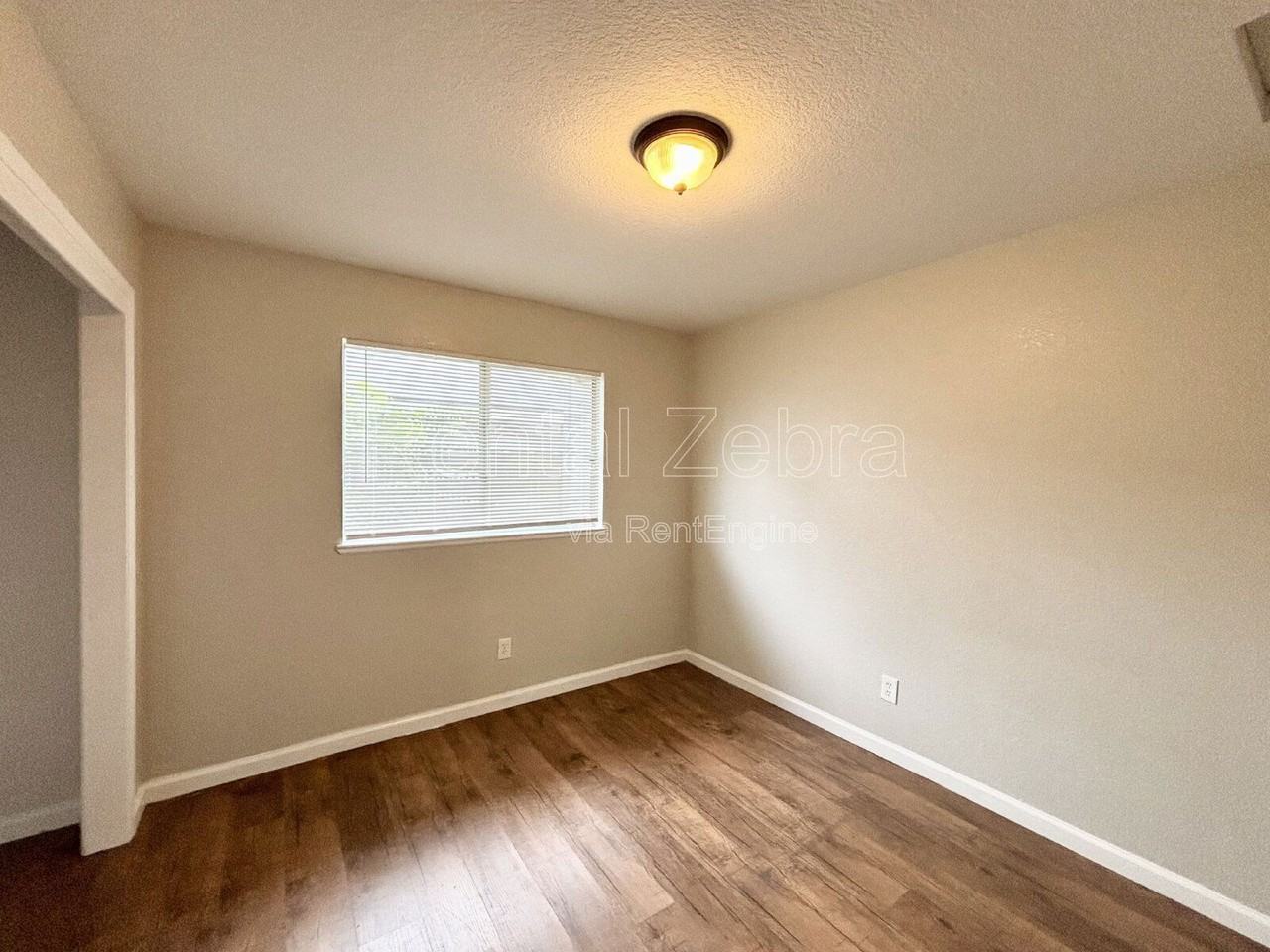 920 Vermont Ave - Photo 5 of 10