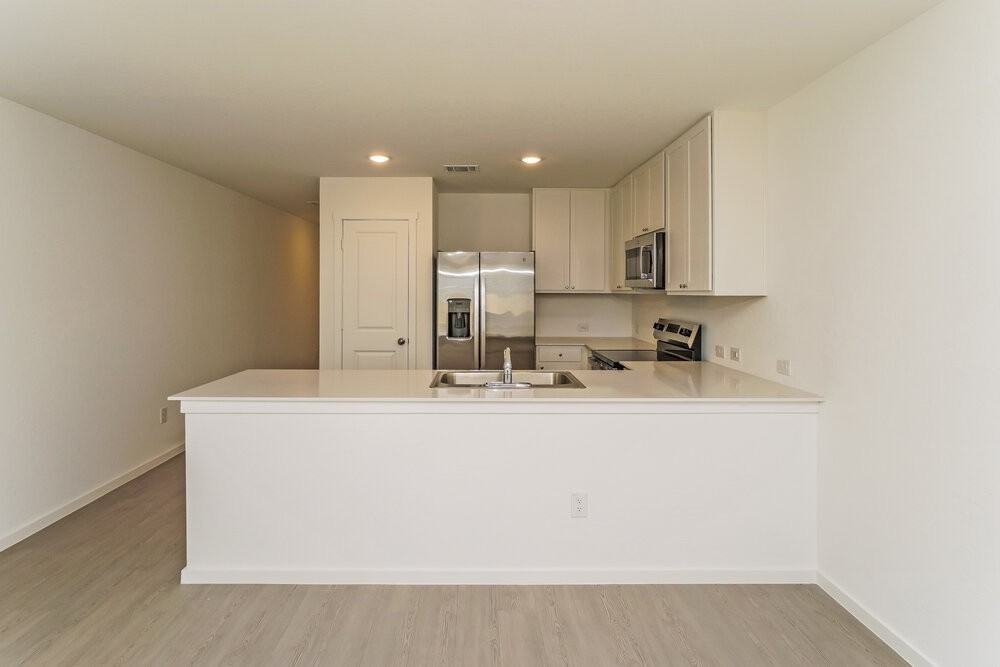 544 Roquefort St - Photo 6 of 16