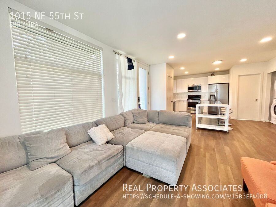 1015 Northeast 55th Street - Photo 5 of 23