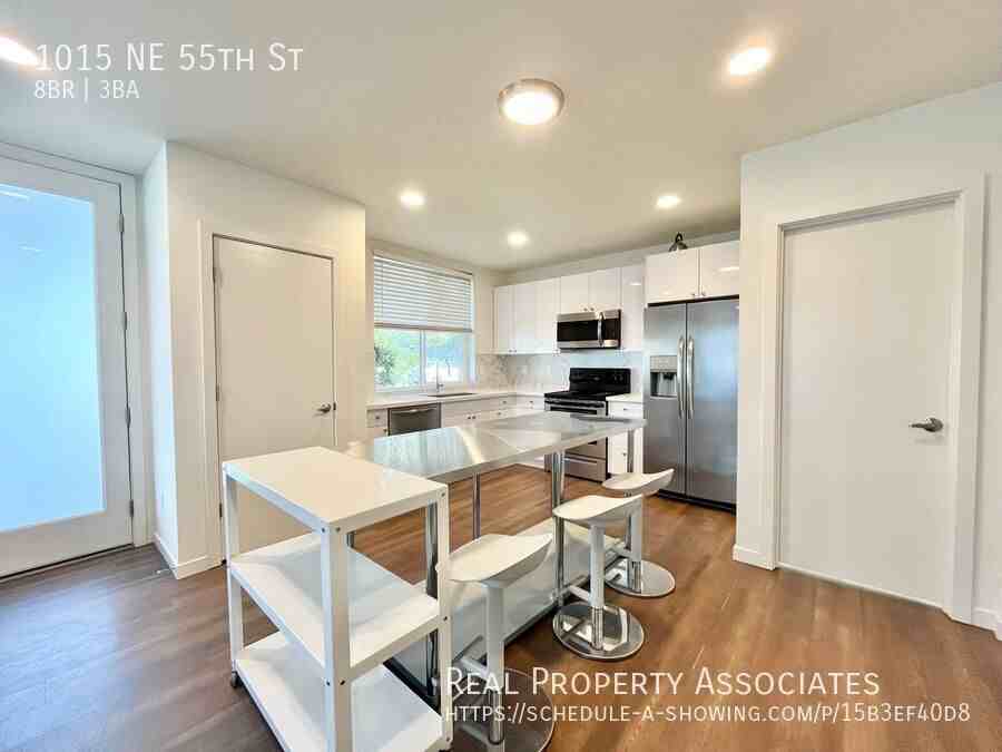 1015 Northeast 55th Street - Photo 6 of 23