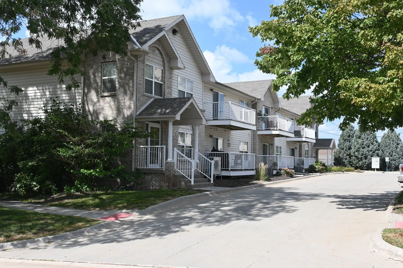 Square 131 - 4880 - 12 Plex - Photo 2 of 8