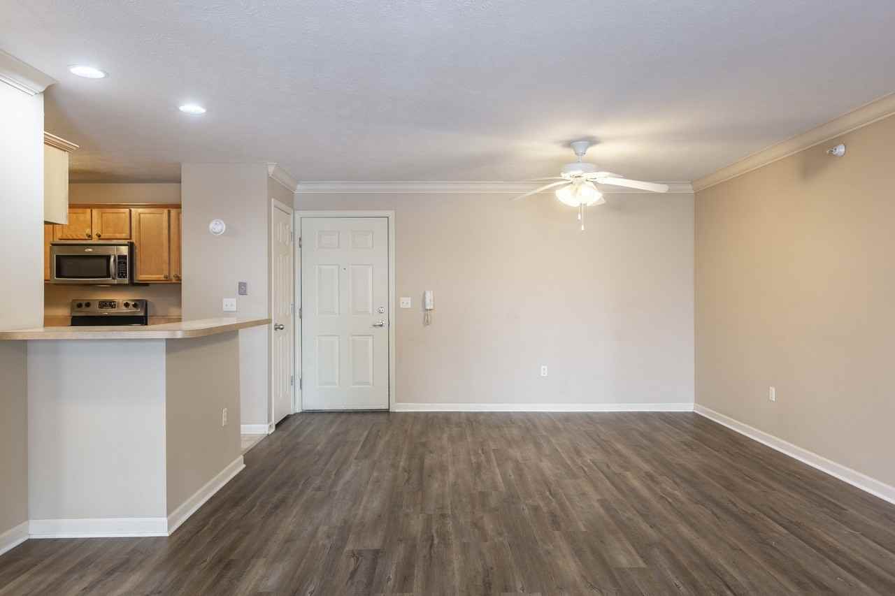 Square 131 - 4880 - 12 Plex - Photo 3 of 8