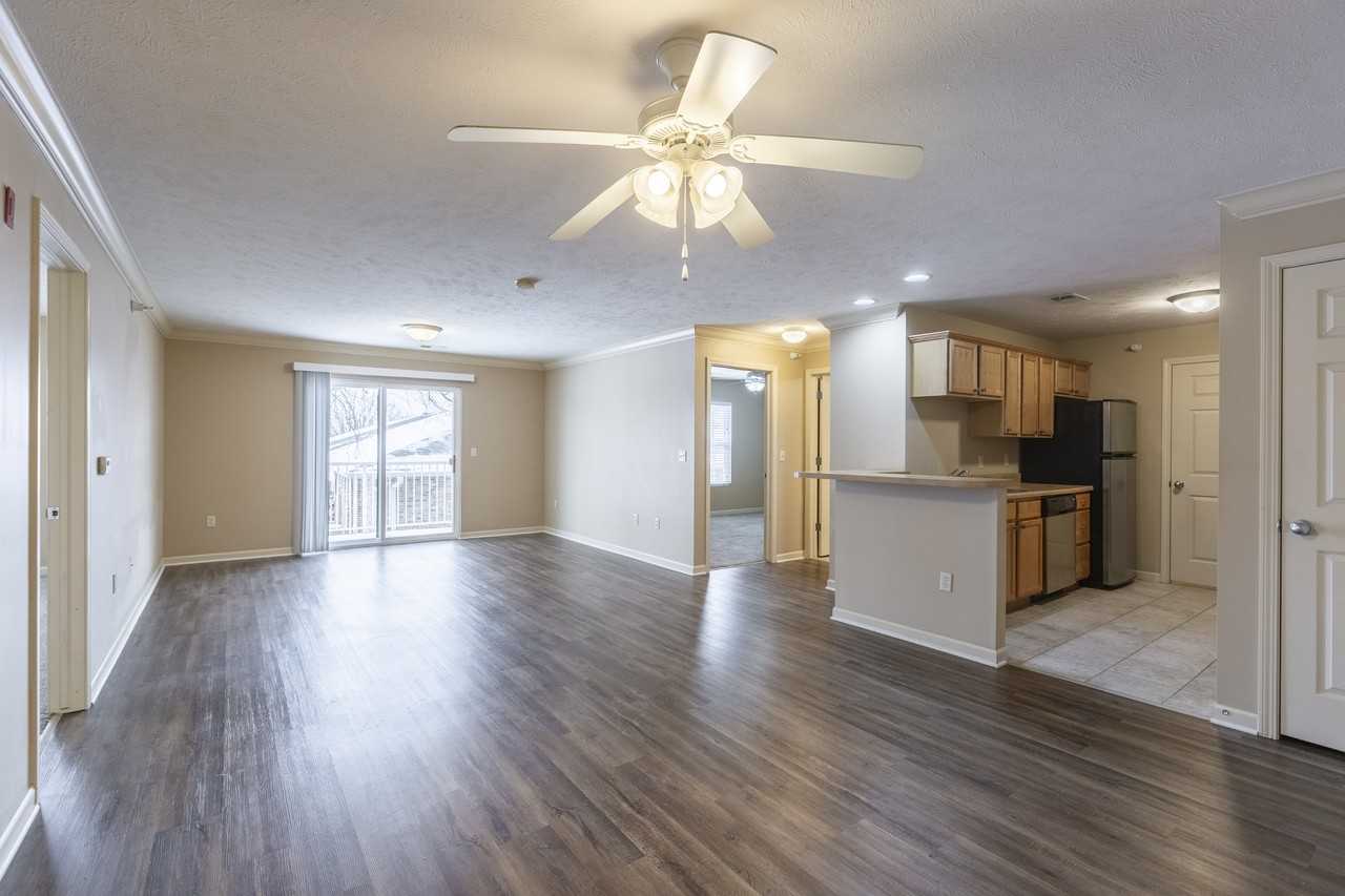 Square 131 - 4880 - 12 Plex - Photo 4 of 8