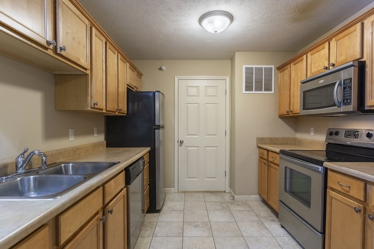 Square 131 - 4880 - 12 Plex - Photo 5 of 8