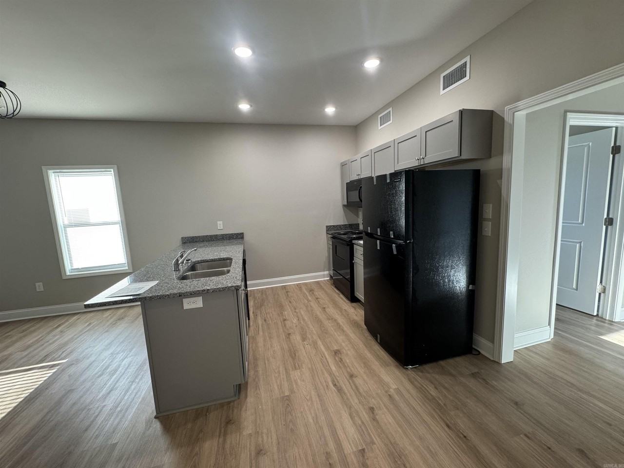 215 N Elm St - Photo 4 of 22