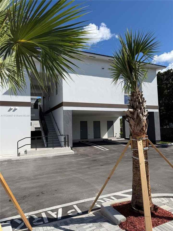 210 Se 10th St #A - Photo 2 of 27