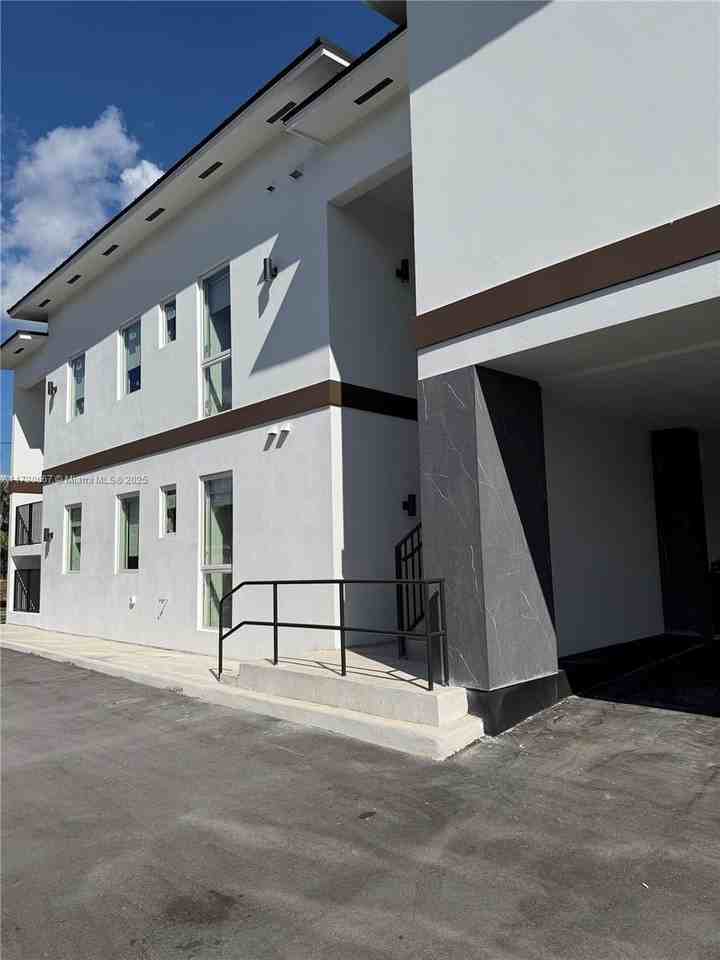 210 Se 10th St #A - Photo 4 of 27