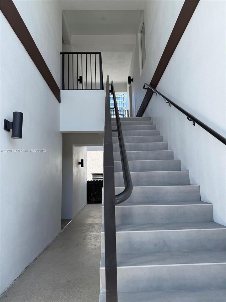 210 Se 10th St #A - Photo 7 of 27