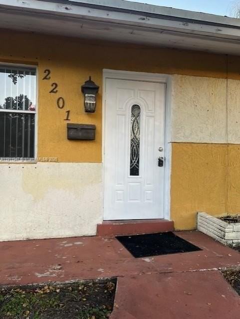 2201 N 56th Ter - Photo 4 of 33