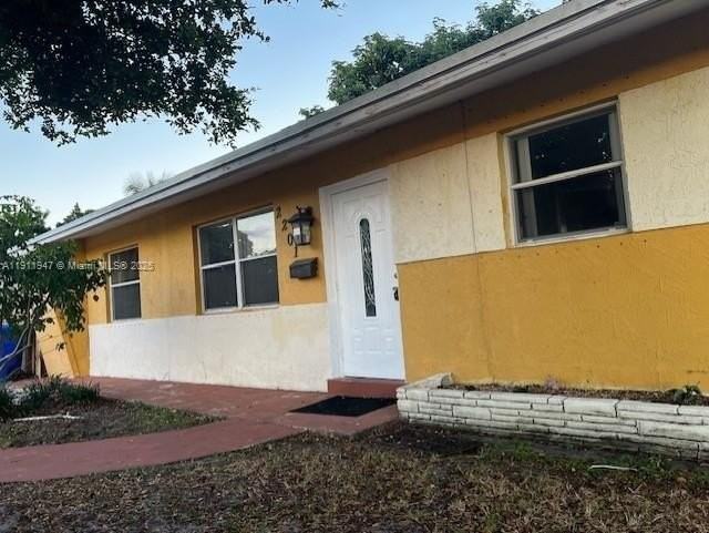 2201 N 56th Ter - Photo 5 of 33